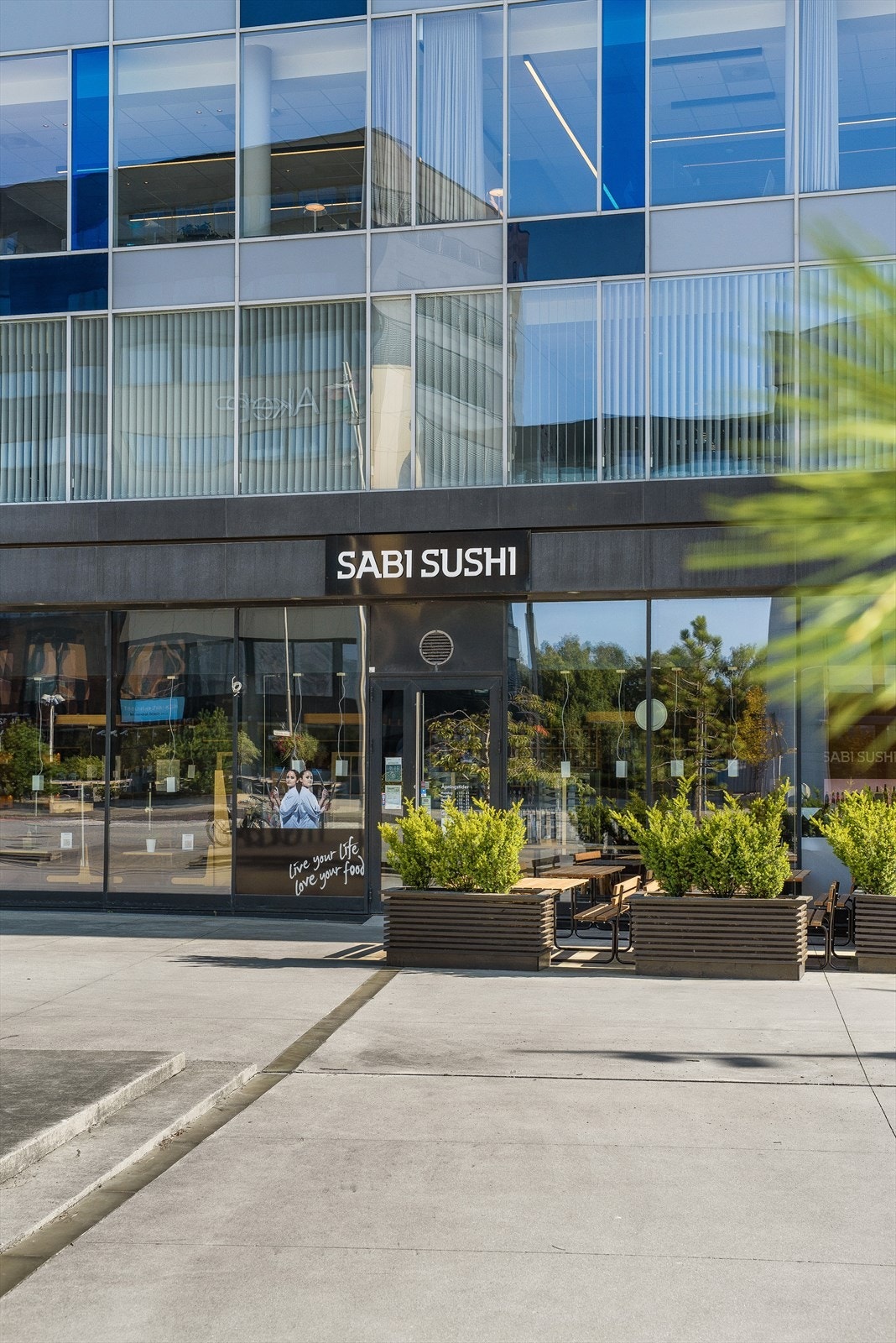 Stadionparken ligger i gåavstand fra boligen og tilbyr et variert servicetilbud med dagligvarebutikker, shoppingmuligheter, kafeer og treningssenter. Galleribilde