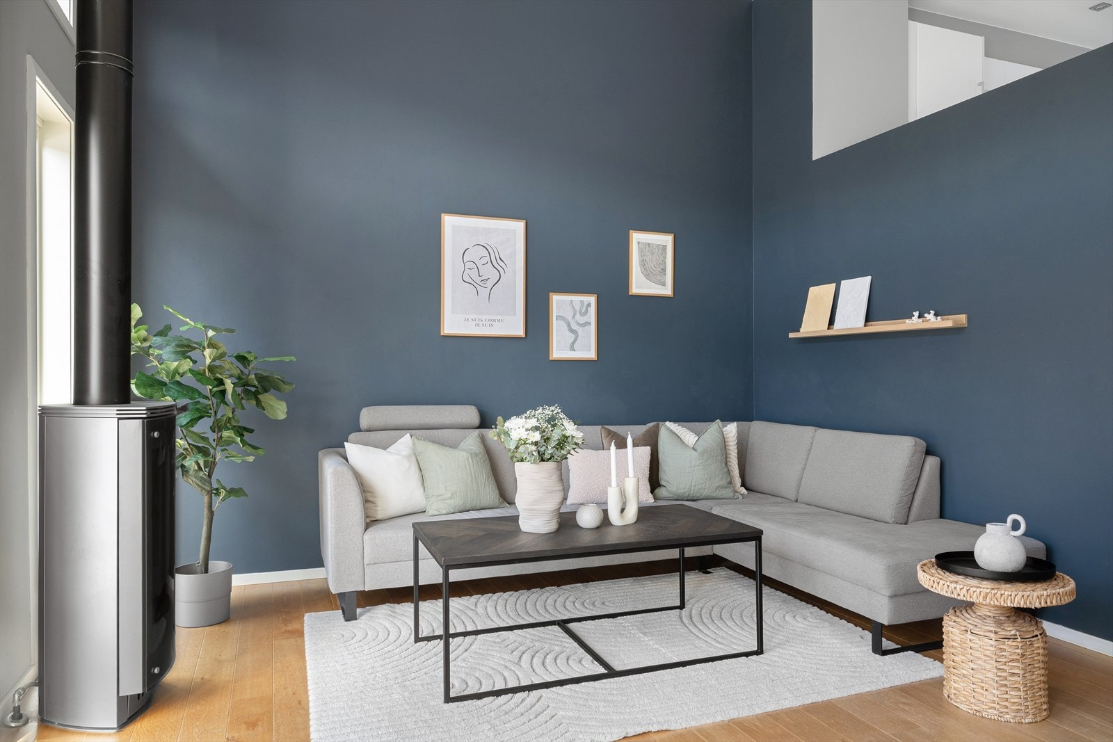 Stuen har store vindusflater slipper inn rikelig med naturlig lys, og den ekstra takhøyden bidrar til en luftig og god romfølelse. Galleribilde