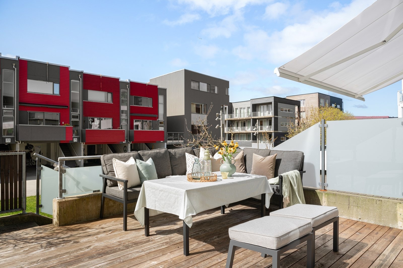 Fra stuen er det utgang til en solrik terrasse med god plass til utemøbler, grill og annet man måtte ønske. Galleribilde