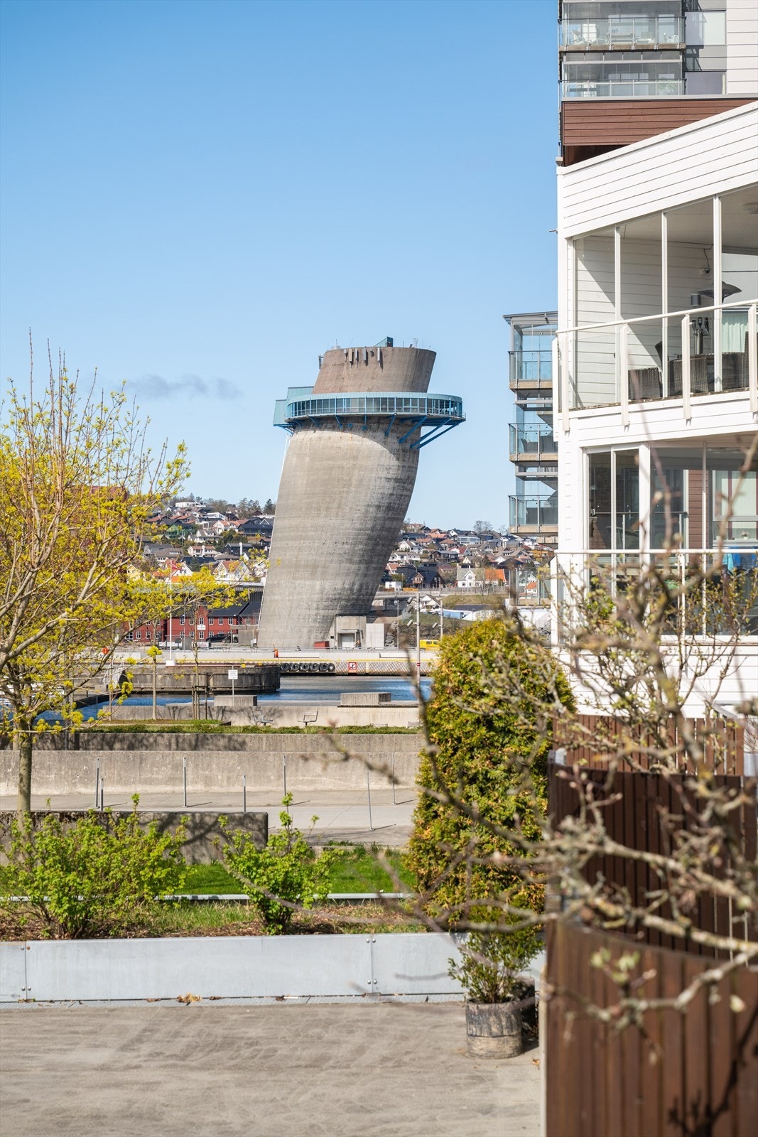 Boligfeltet ligger midt i et knutepunkt mellom Stavanger sentrum, Sandnes, Sola og Forus og det er meget gode tog- og bussforbindelser med hyppige avganger. Galleribilde