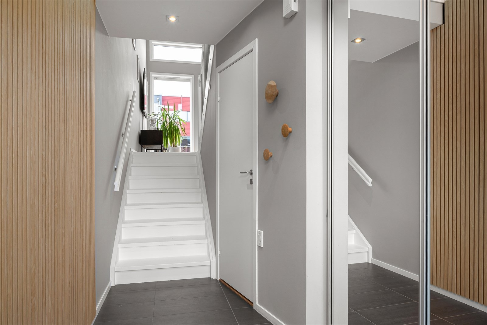 I første etasje møtes du av en innbydende entré med god plass til oppbevaring av yttertøy i skyvedørsgarderobe. Galleribilde