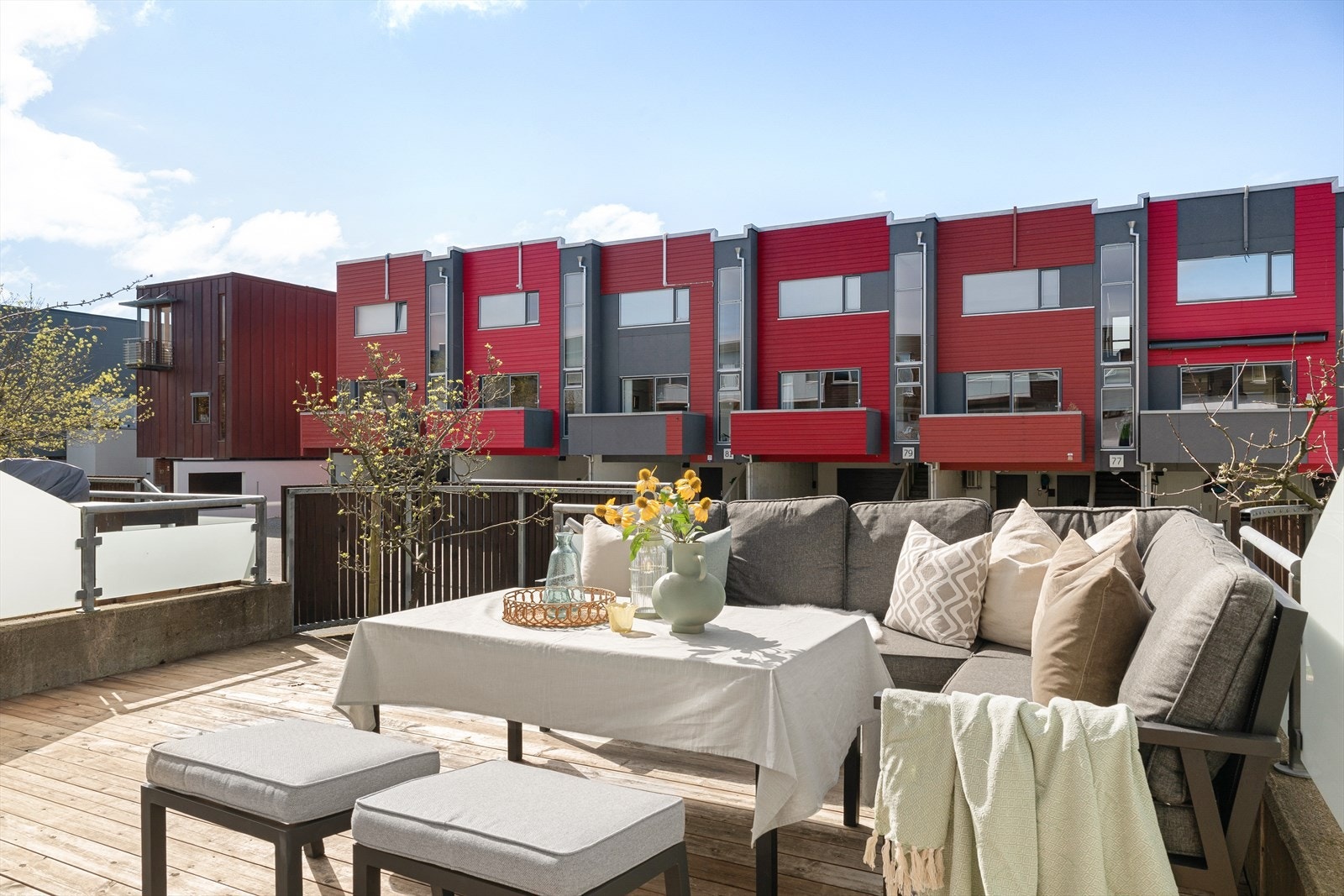 Fra terrassen er det trapp ned til grøntområde og lekeplass. Et epletre på terrassen gir modne, saftige epler tidlig i september. Galleribilde