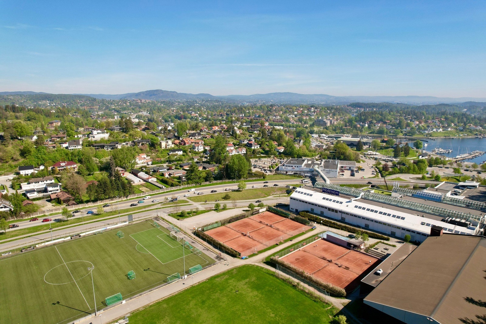På Holmen finner du både bowlinghall, turnhall, klatresenter, tennisbaner, ishall og fotballbaner Galleribilde