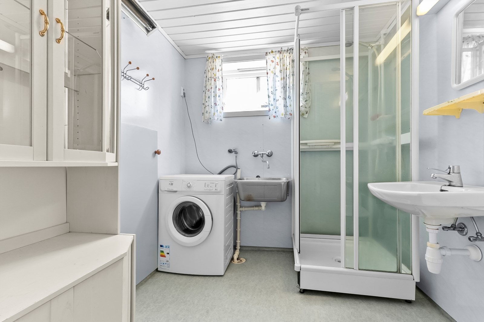 Eldre bad/ wc med opplegg for vaskemaskin. Galleribilde