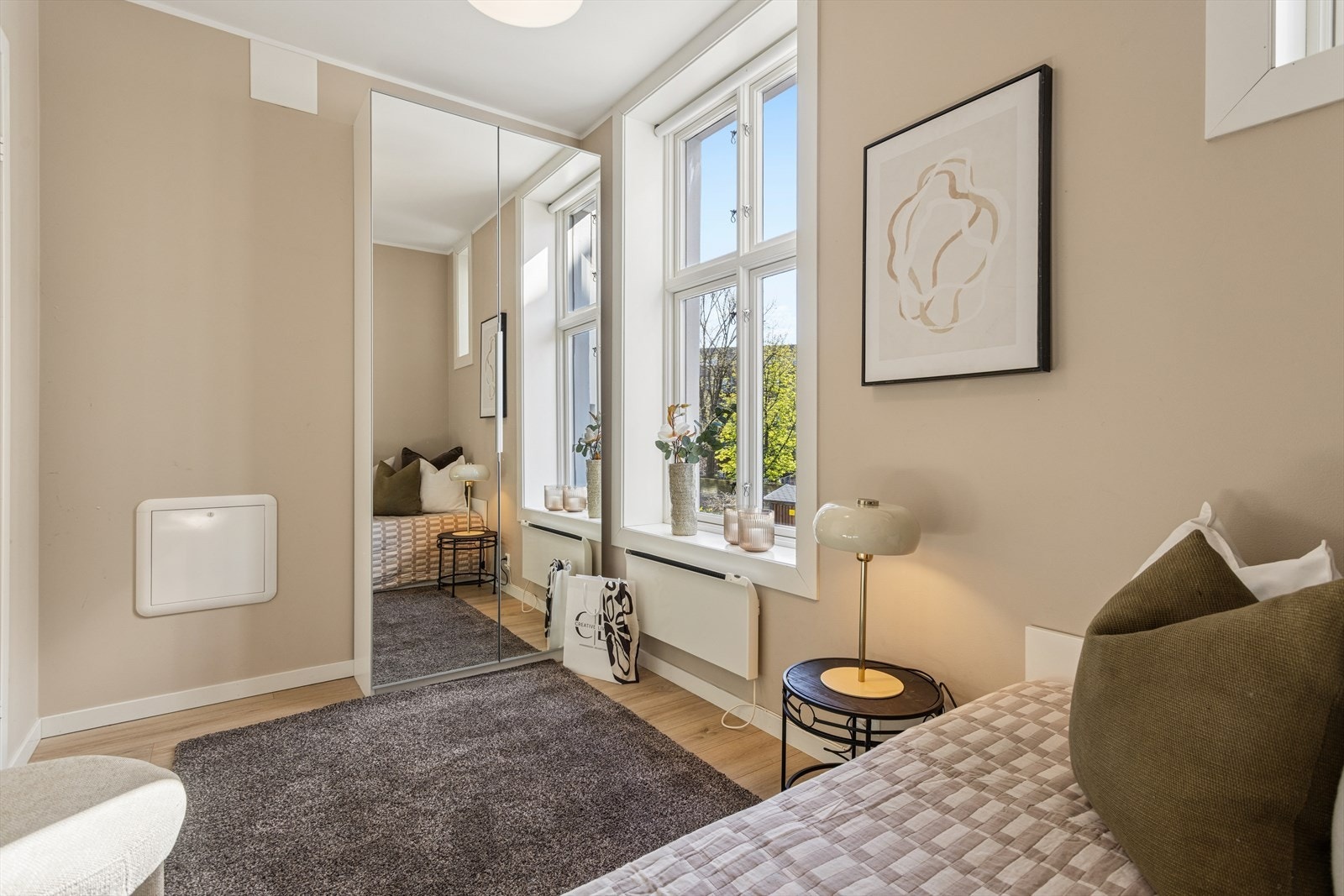 I garderobeskapet er det god oppbevaringsplass. Galleribilde