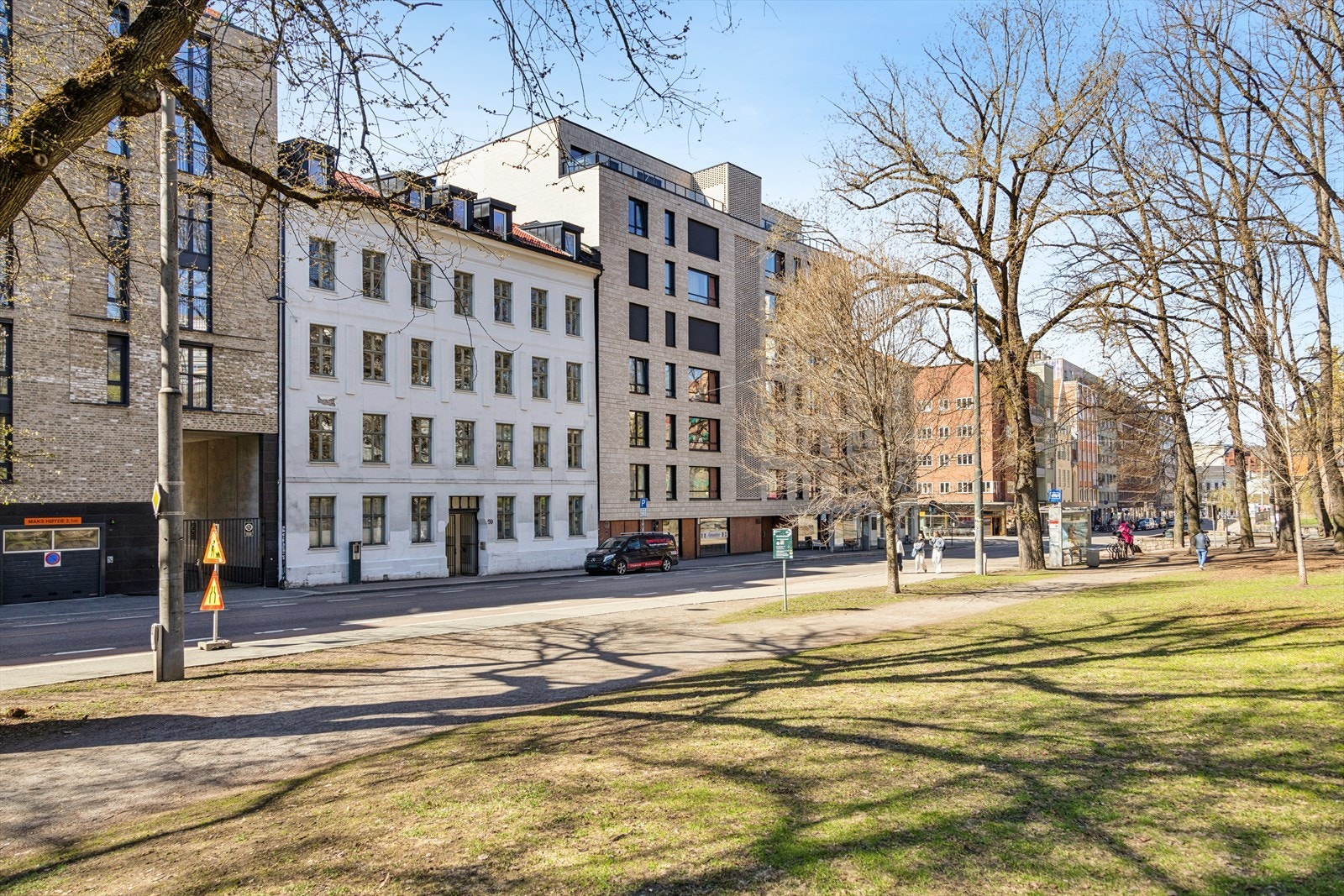 Hele leiligheten er gjennomgående. En flott bygård oppført i 1901 som ble vesentlig rehabilitert i 2016 og med noe senere utbedringer. Galleribilde