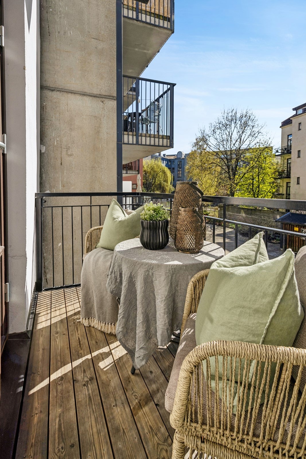 Fra hovedsoverommet er det utgang til en sørvestvendt balkong på ca. 3,2 m² med plass til et hyggelig utemøblment. Galleribilde