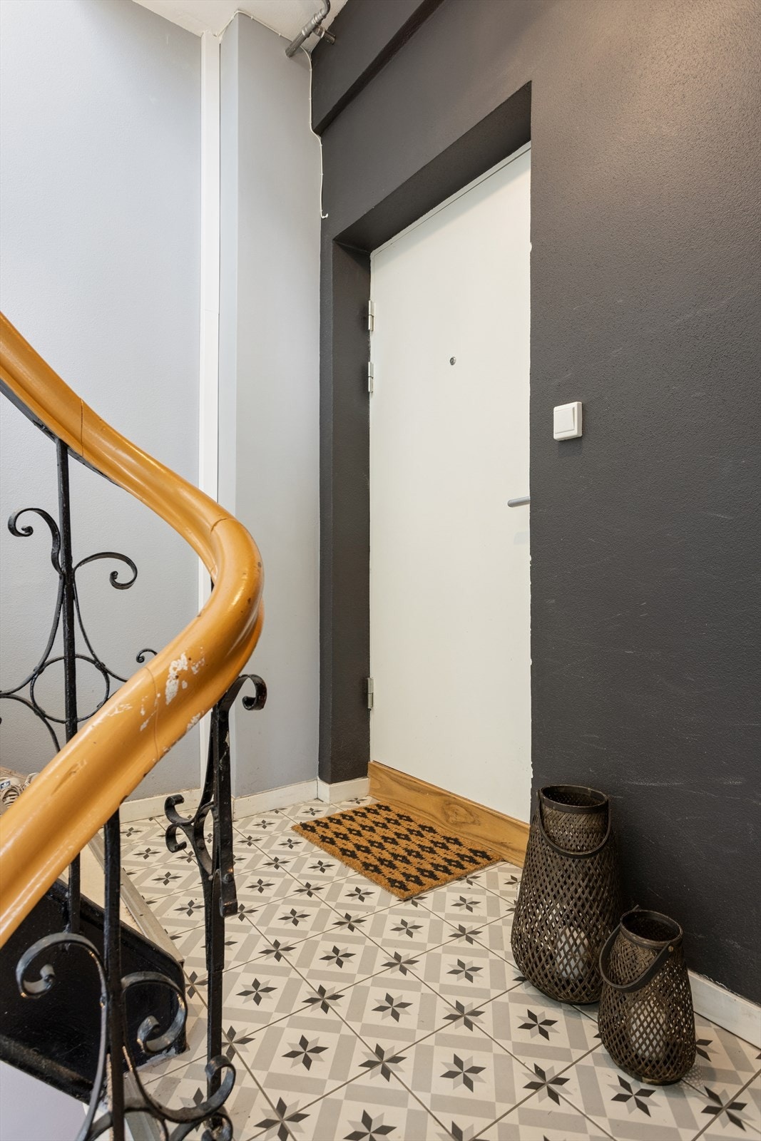 Fra felles trappeoppgang tar du deg enkelt opp i byggets 2. etasje. Galleribilde