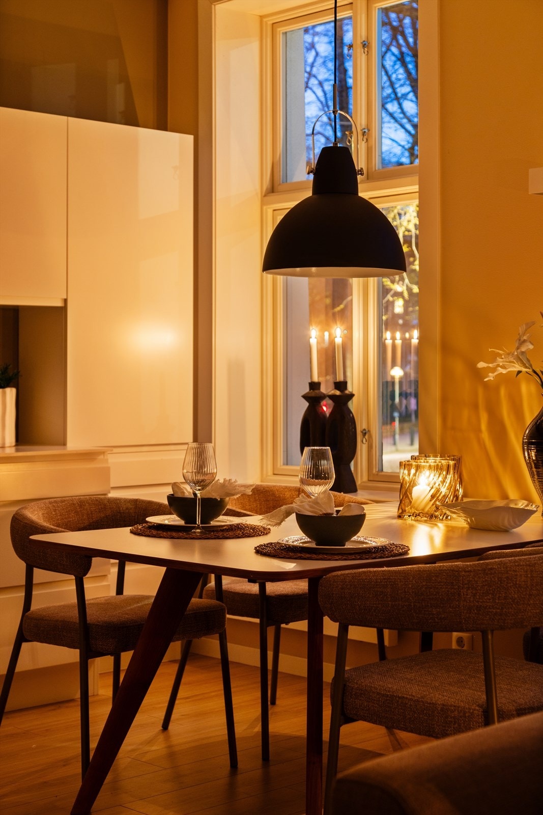En lun og koselig sitteplass rundt bordet - perfekt for gode venner, lange samtaler og minner som varer. Galleribilde