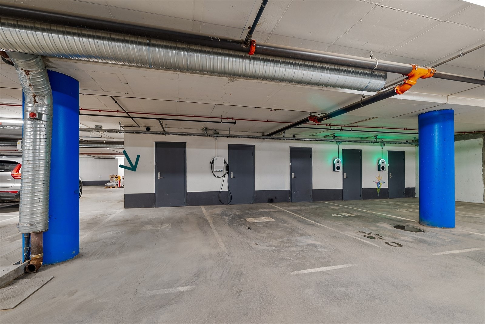 Garasjeplass og sekundær bod som medfølger. Galleribilde