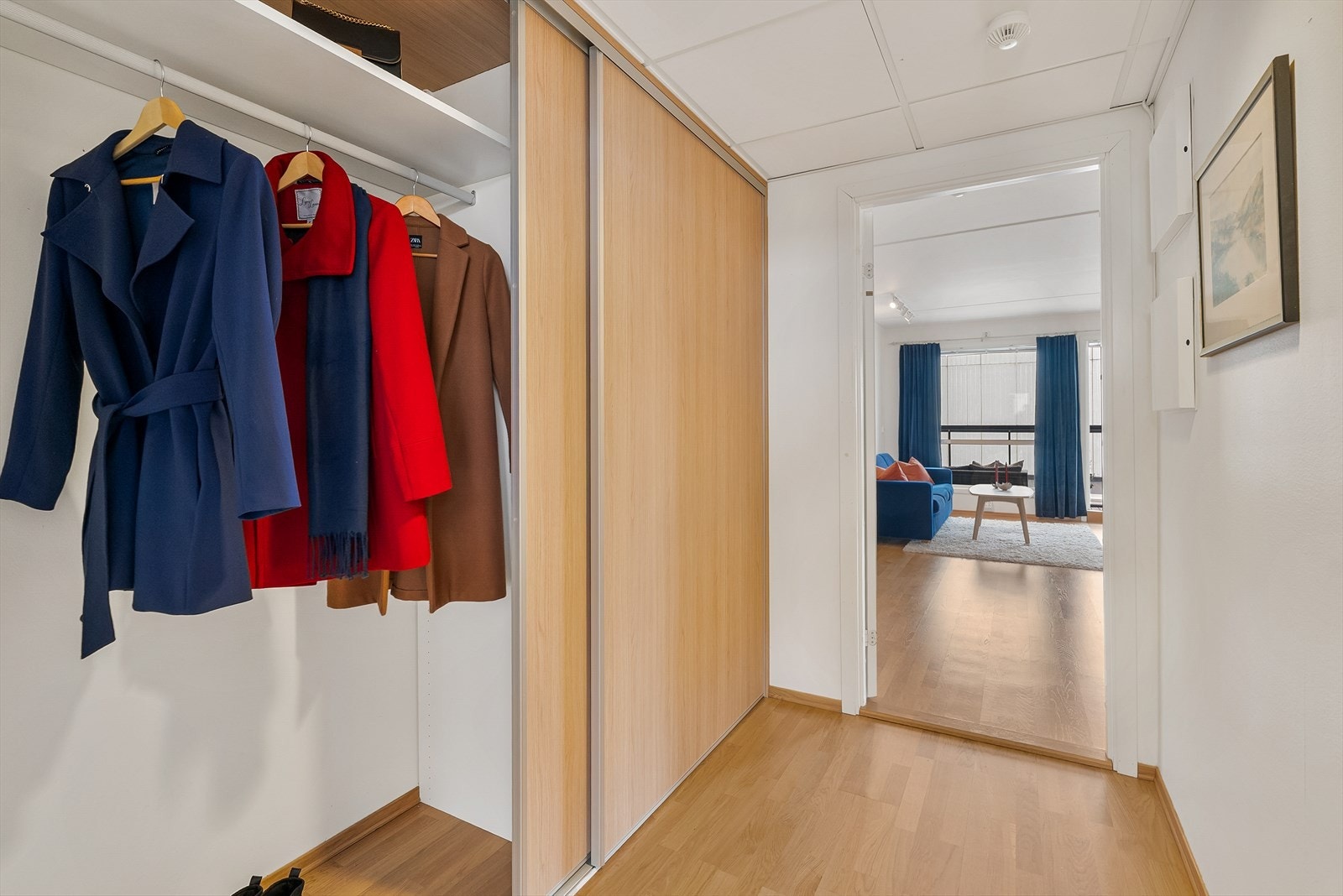 Vi blir ønsket velkommen inn med en luftig entré med god plass til å henge fra seg i stor skyvedørsgarderobe. Galleribilde