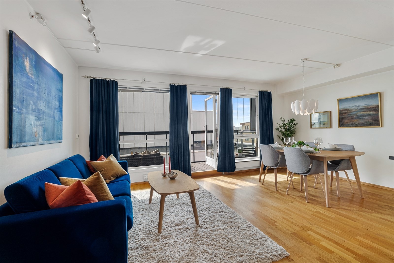 Leiligheten har lyse nøytrale fargevalg og balansert ventilasjon. Galleribilde