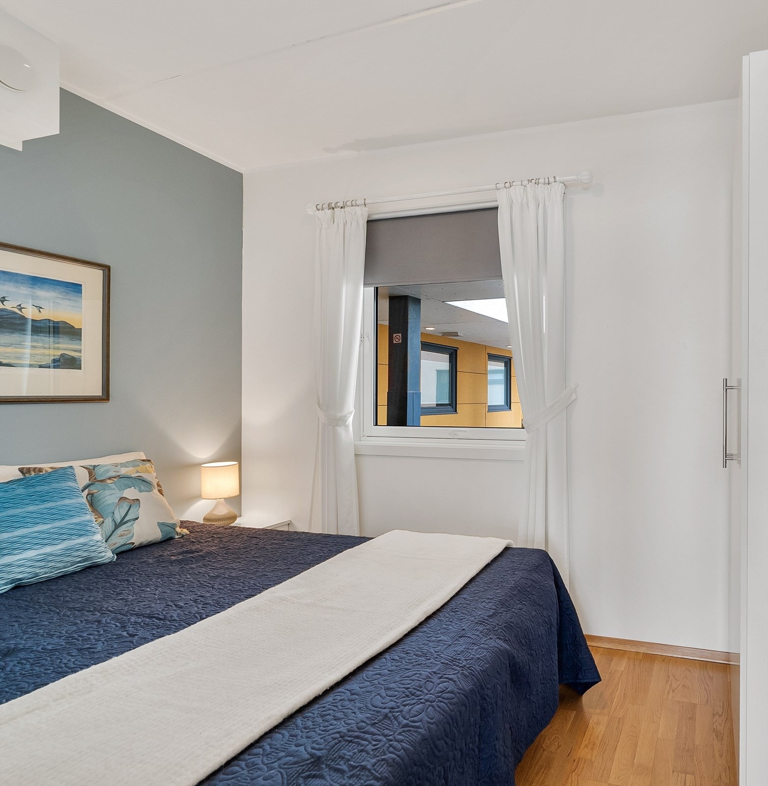 Innredet med garderobeskap. Galleribilde