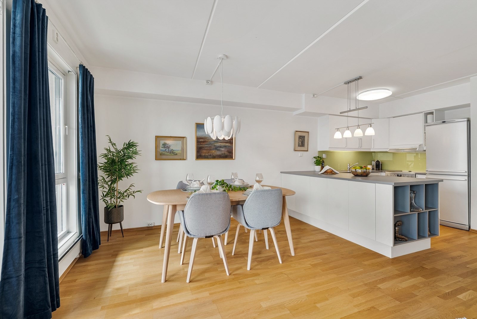 God plass til spisebord i tilknytning til kjøkken der du lett kan kommunisere med selskapet når middagen tilberedes. Galleribilde