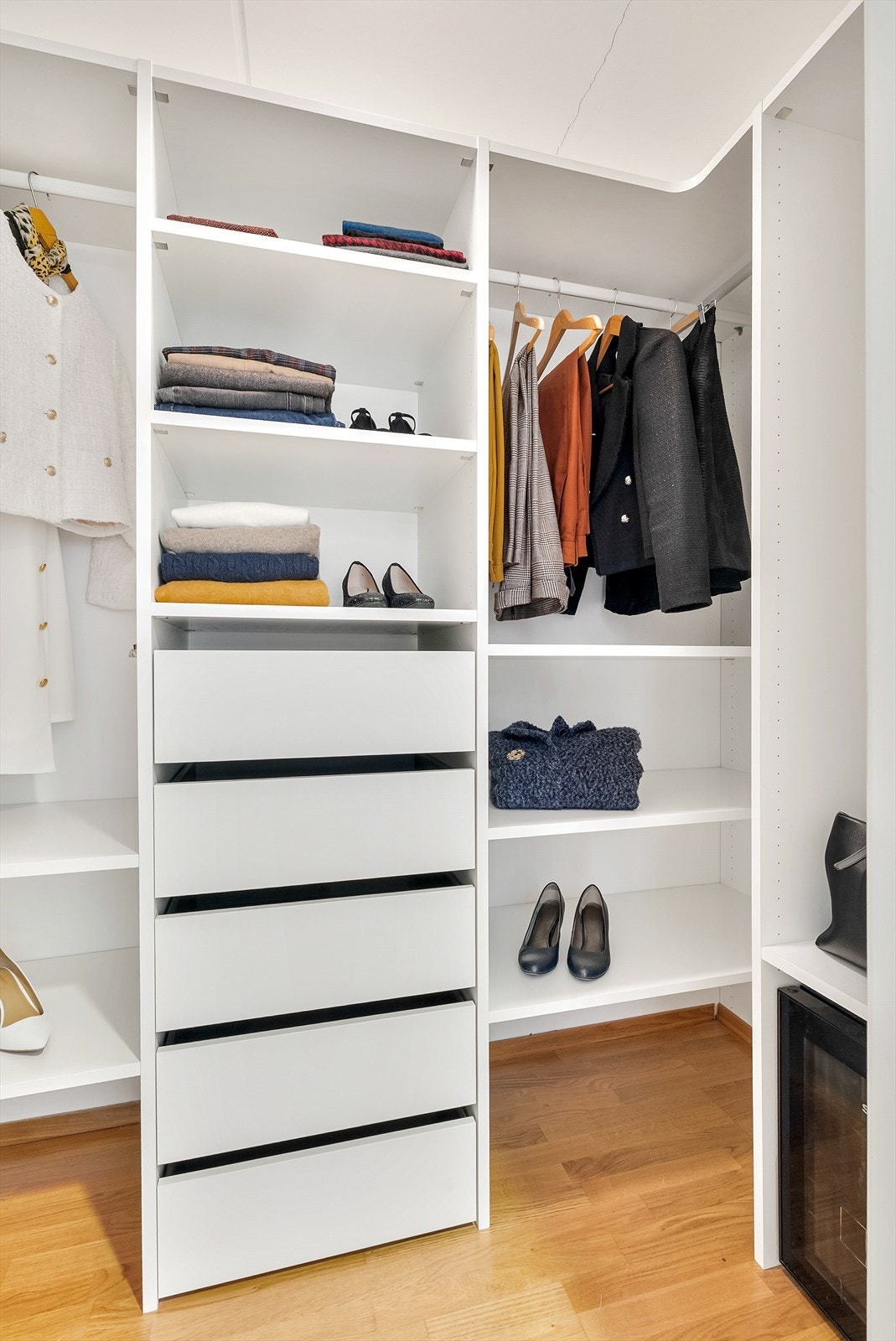 Innredet wak-in closet / bod. Galleribilde