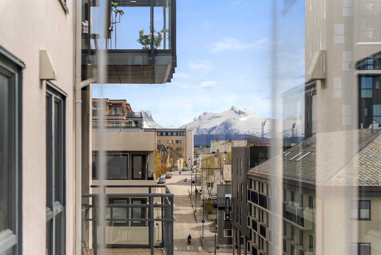 Utsikt mot fjellene. Galleribilde