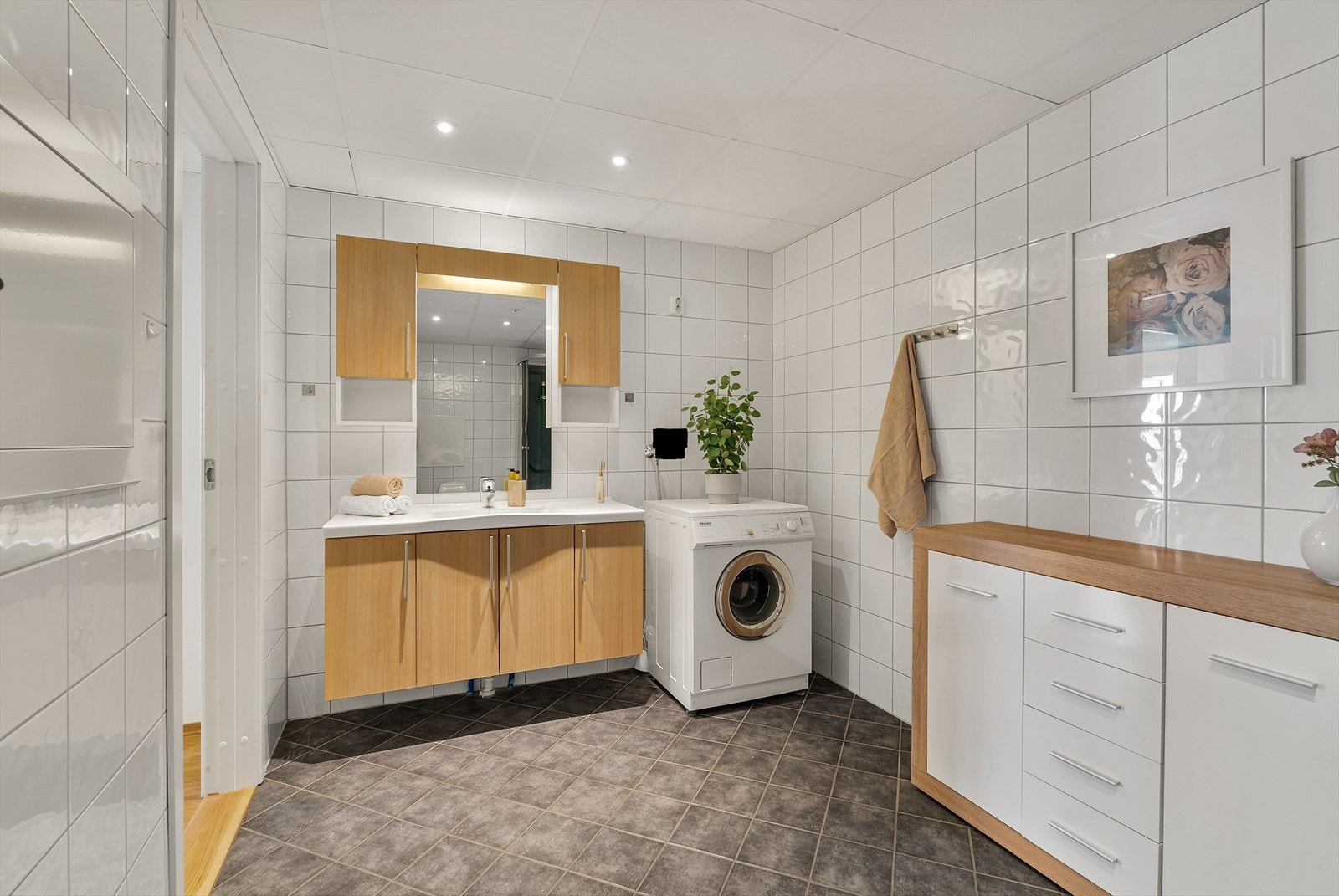 Gode oppbevaringsmuligheter i innredning. Galleribilde