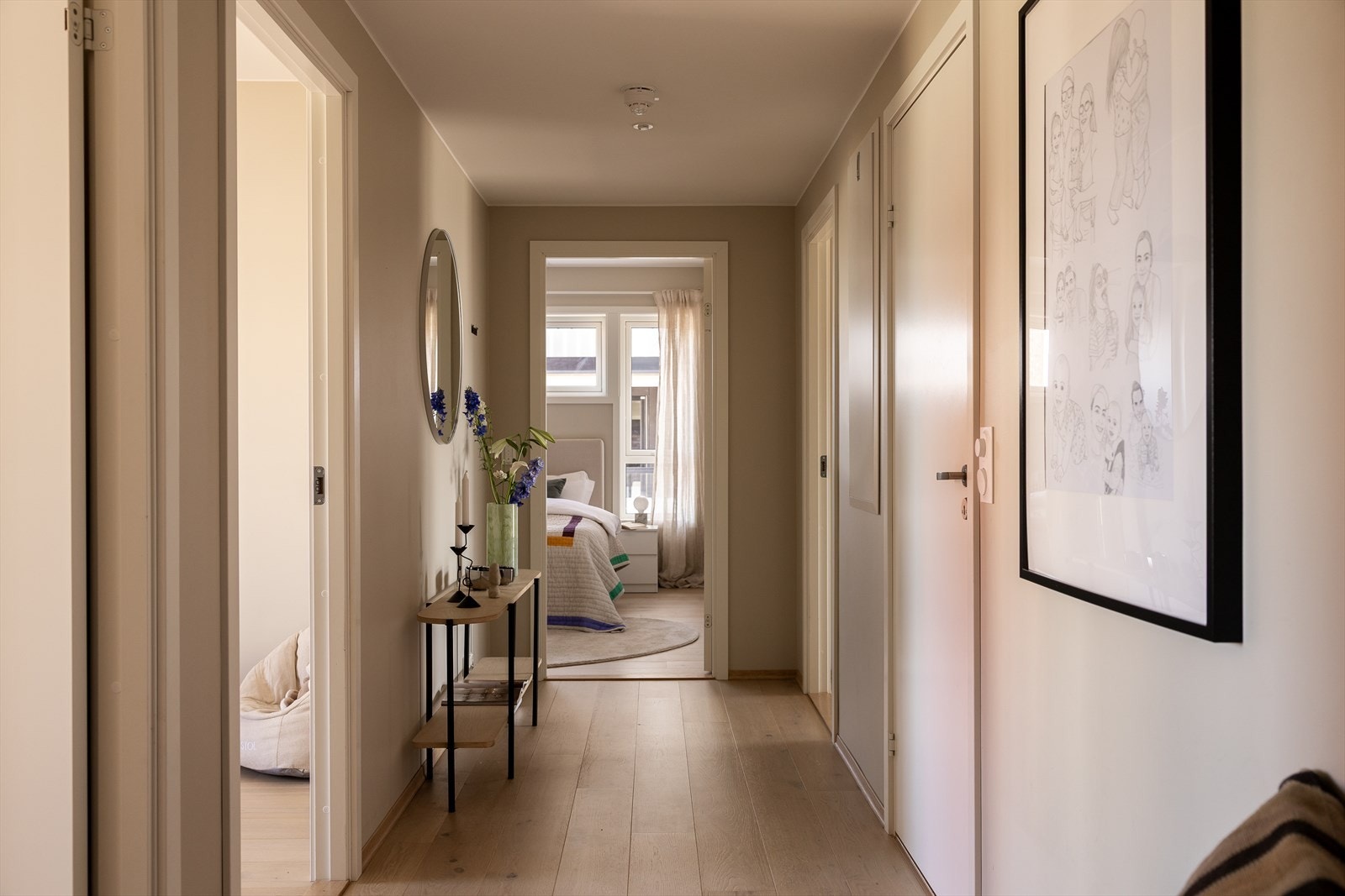 Hyggelig mellomgang med god plass til reol / kommode etc. Galleribilde