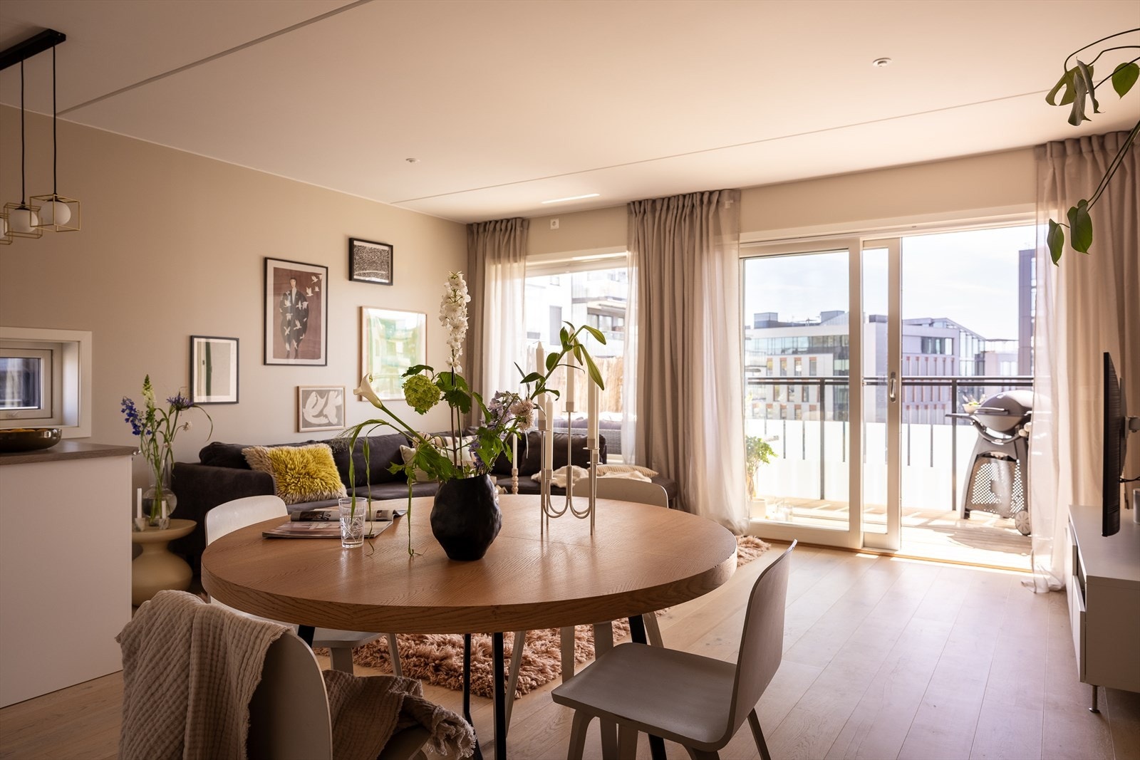 God plass til spisebord for hyggelige middagsselskaper. Galleribilde