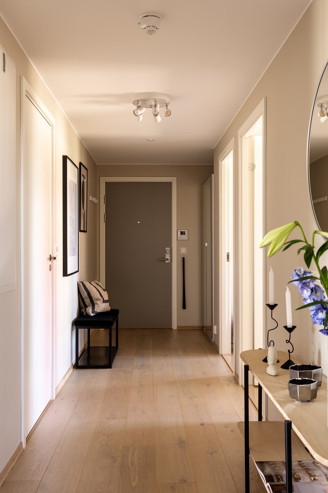 Innbydende entré som gir et flott førsteinntrykk av boligen. God plass til oppheng av ytterklær og plassering av sko. Galleribilde