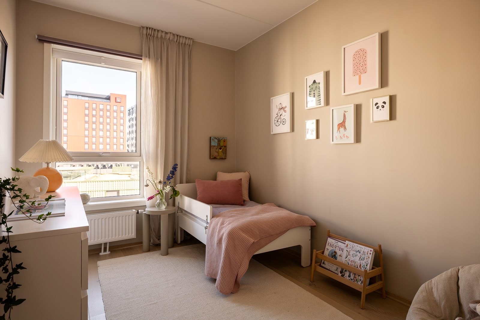 Soverom to med god plass til seng, nattbord, kommode, garderobeskap / kontorpult. Galleribilde