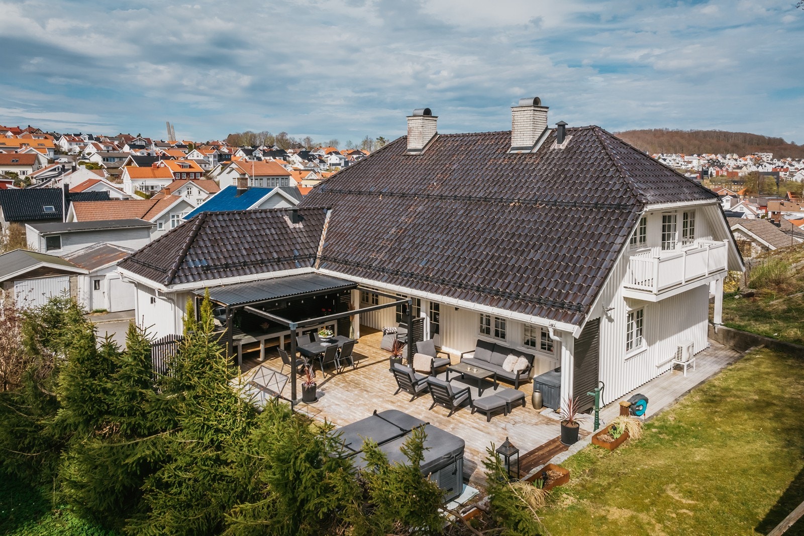 Romslig uteplass med kjøkken, jacuzzi og hage. Galleribilde