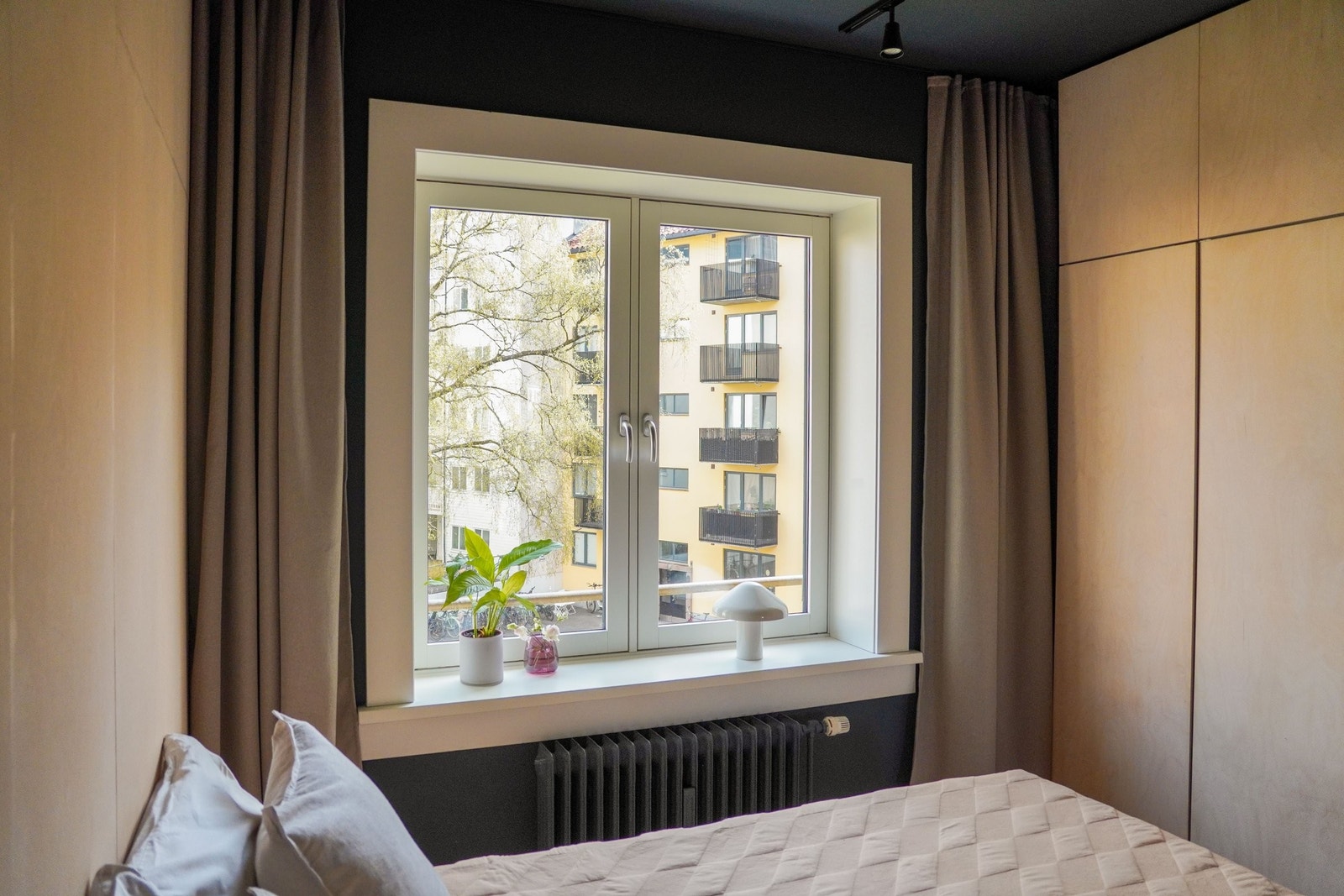 Soverommet har plass til dobbeltseng og garderobeskap. Rommet vender mot en rolig bakgård. Galleribilde