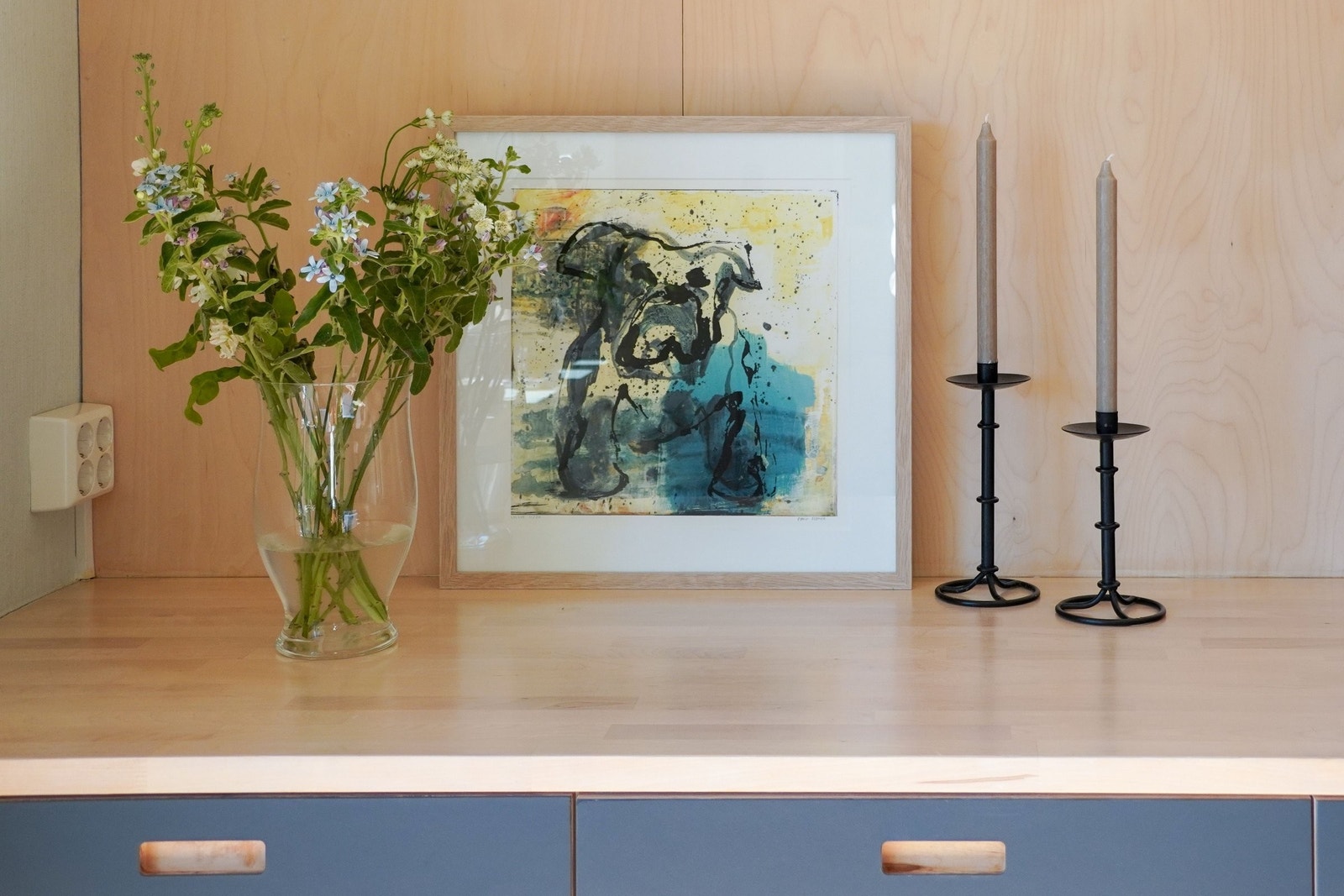 Benkeplate og finerplater av bjerk gir rommet et lyst preg. Galleribilde