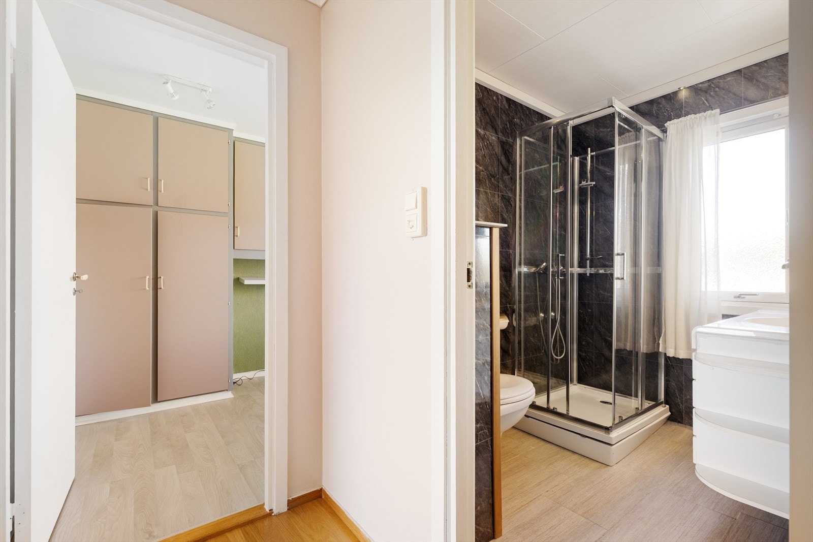 Fra gangen er det adkomst til et av soverommene og badet i første etasje. Galleribilde