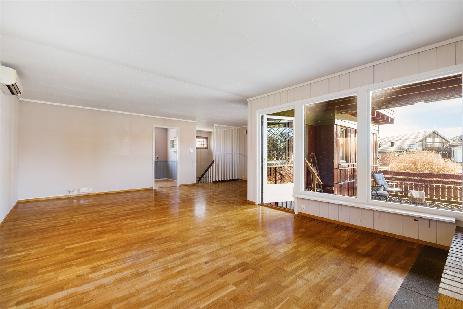 Fra stuen er det åpen forbindelse mot gangen og trappen ned til underetasjen. Galleribilde