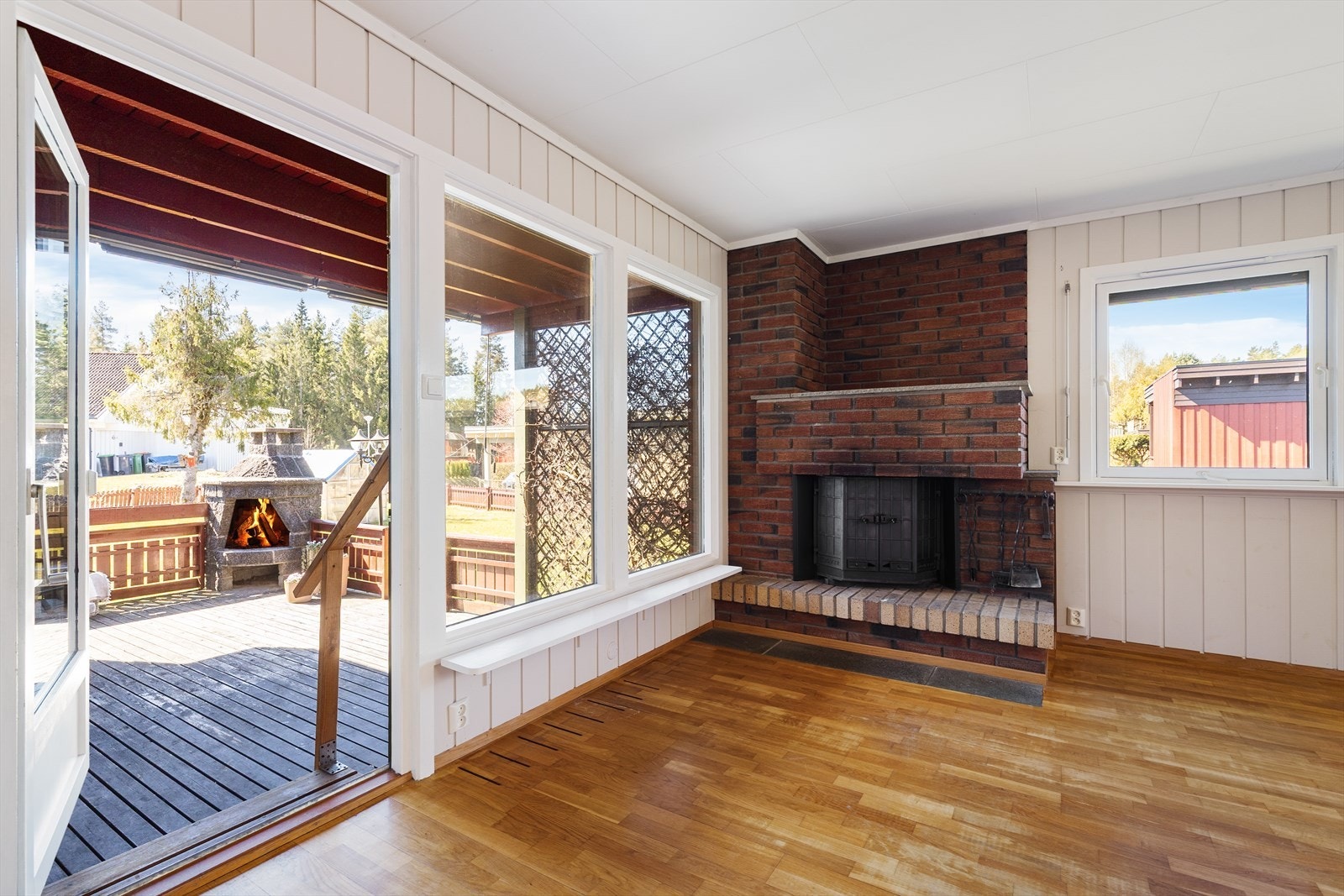 Peisen og utgangen til verandaen skaper en hyggelig ramme for oppholdsrommet. Galleribilde
