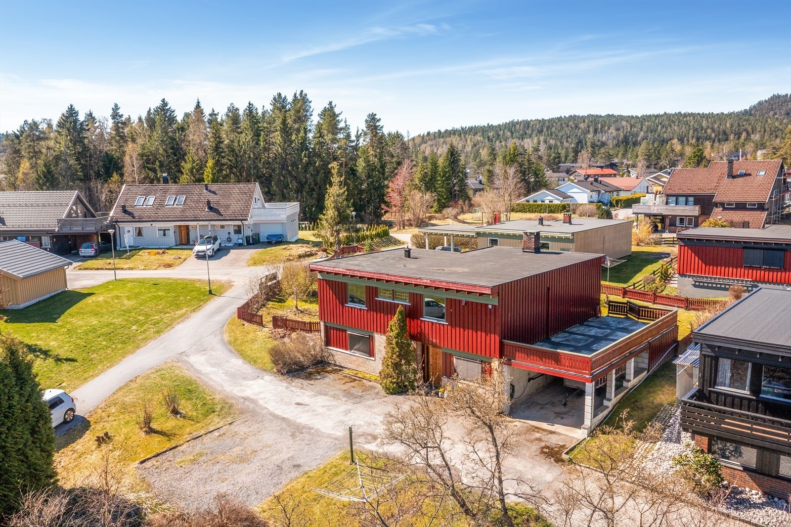 Boligen ligger i et barnevennlig område med lite gjennomgangstrafikk. Galleribilde