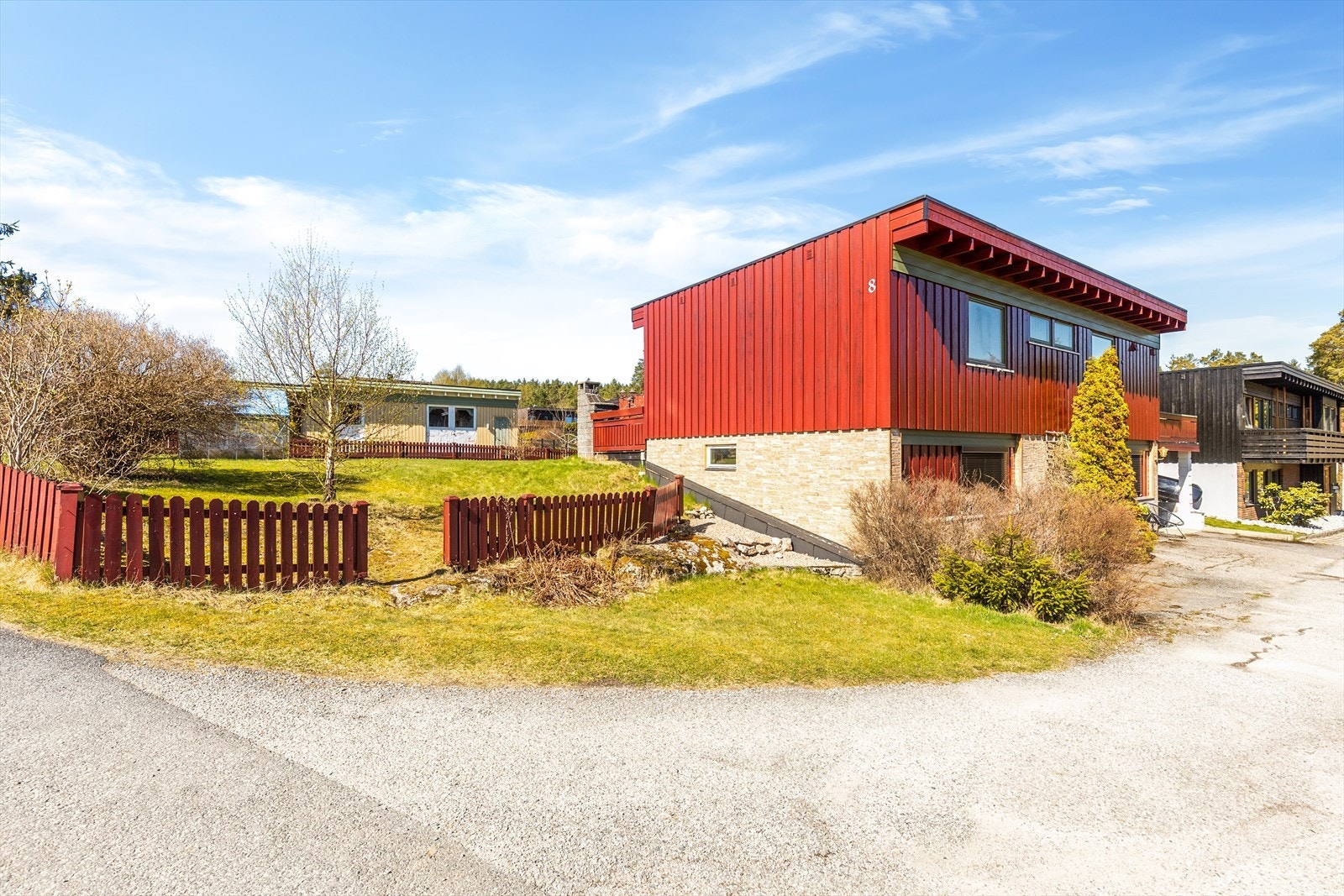 Eiendommen ligger fint til i en rolig gate i et veletablert boligområde. Galleribilde