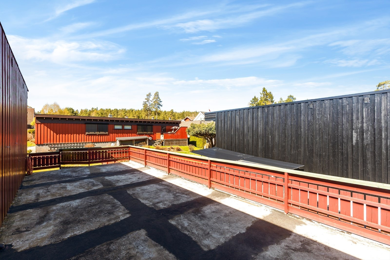 Fra verandaen over carporten har man utsikt over nærområdet. Galleribilde