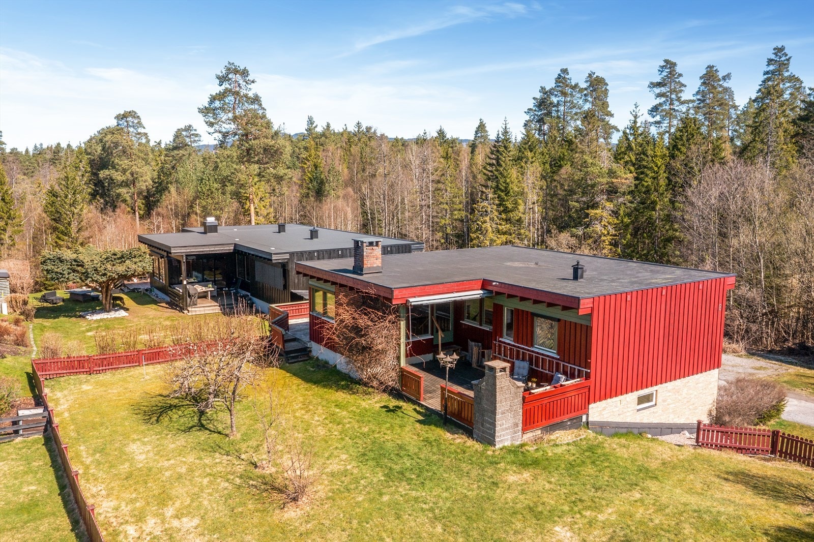 Boligen strekker seg over to plan og har en stor, opparbeidet tomt med gode utemuligheter. Galleribilde