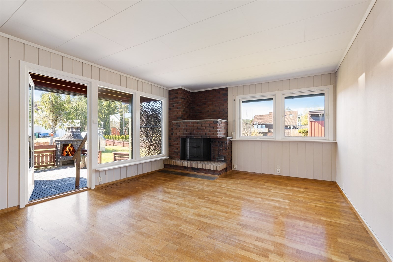 Gjennom verandadøren utvides stuen med en stor, overbygget uteplass. Galleribilde