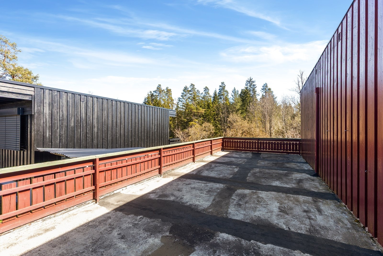 Over carporten er det en stor betongveranda som gir ytterligere uteareal. Galleribilde