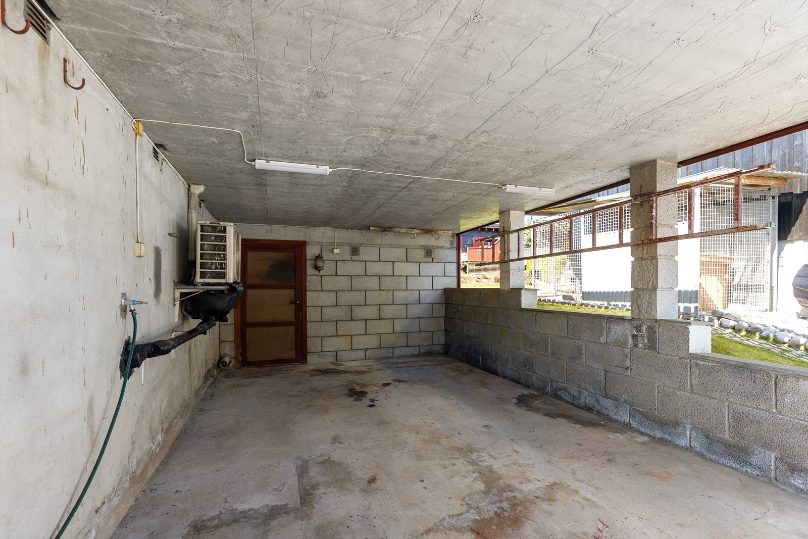 Tilknyttet boligen er det en carport med god plass til parkering. Galleribilde