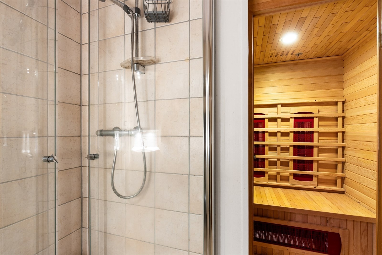 Egen badstue med badstueovn, praktisk plassert i forbindelse med badet. Galleribilde