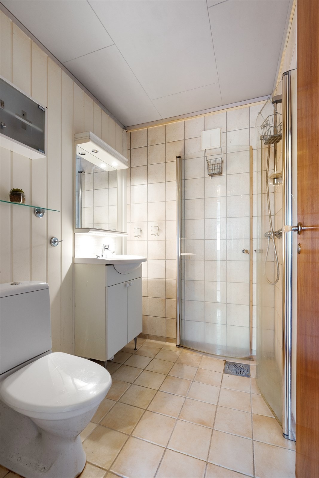 Badet i underetasjen har flislagt gulv, dusjnisje med glassdører og tilknytning til badstue. Galleribilde