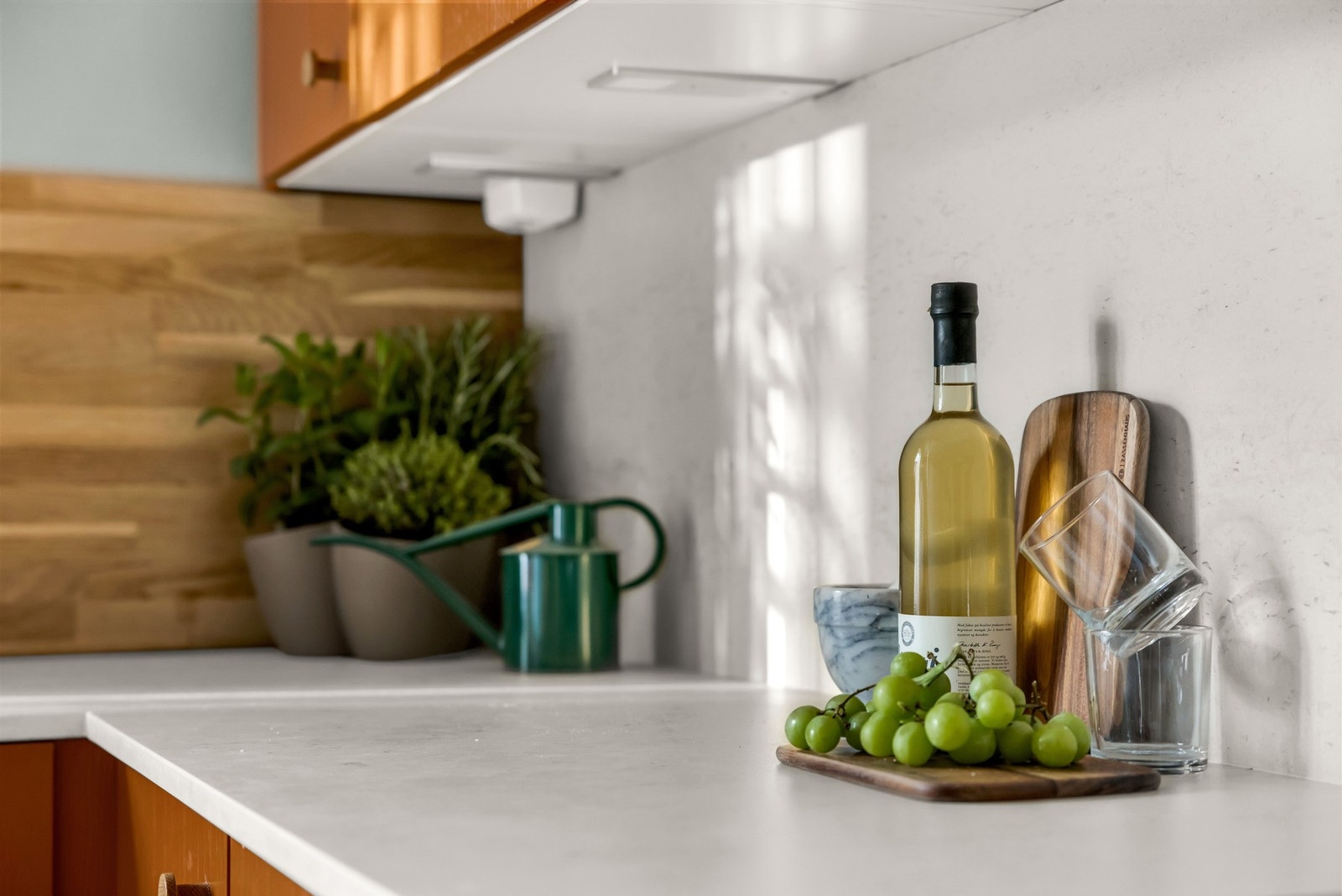 Kjøkkenbenken er i Dekton både i platen og bak. Galleribilde