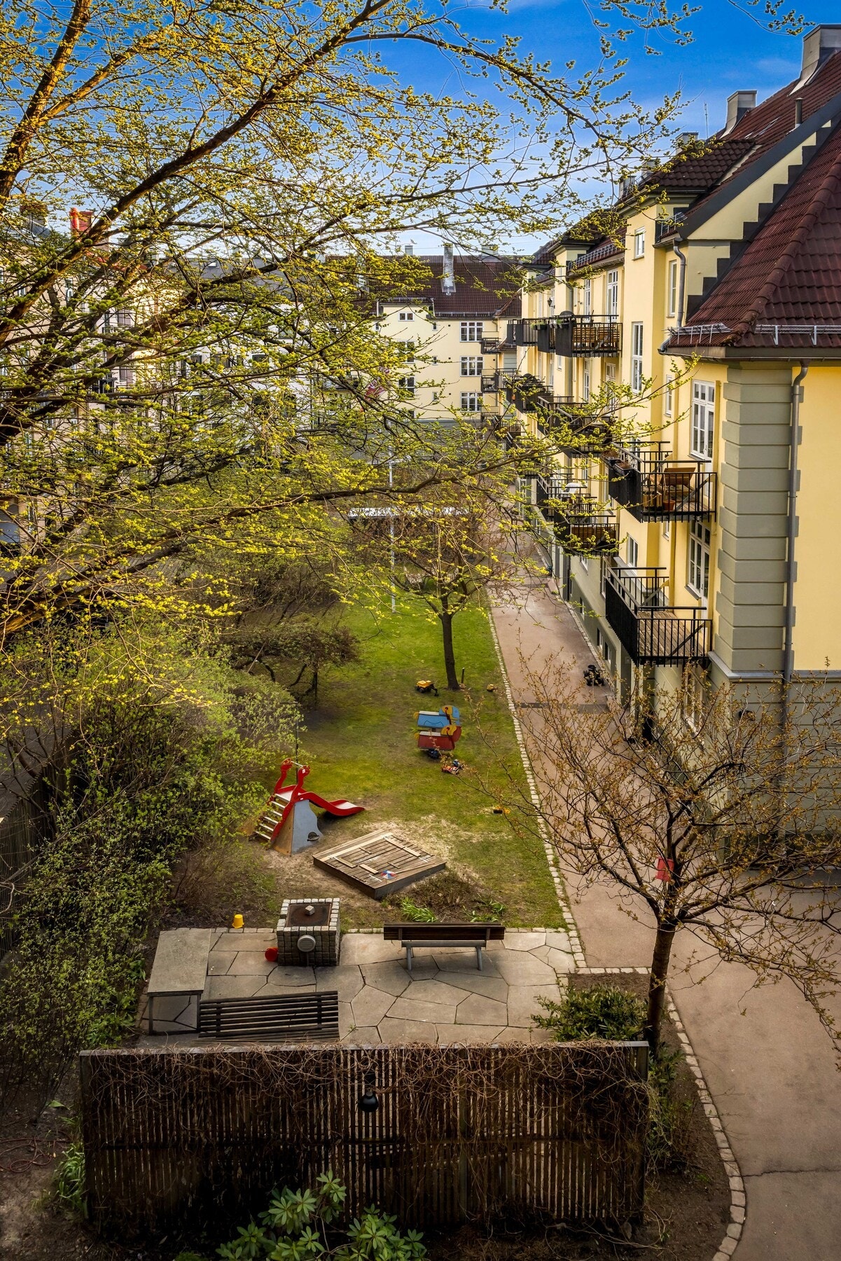 Koselig bakgård for store og små. Galleribilde