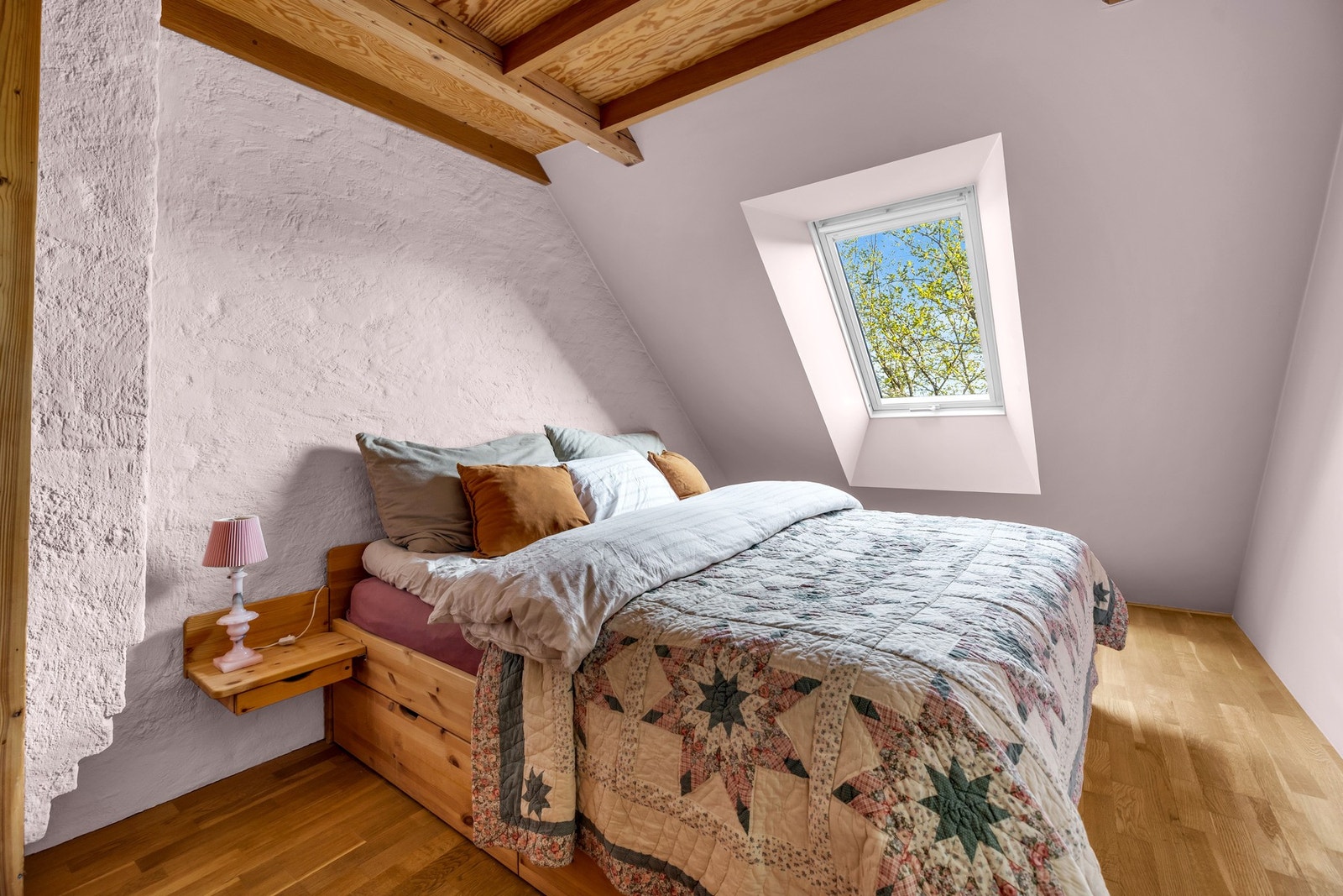 Det er god plass til dobbeltseng på 180x200 på soverommet. Galleribilde