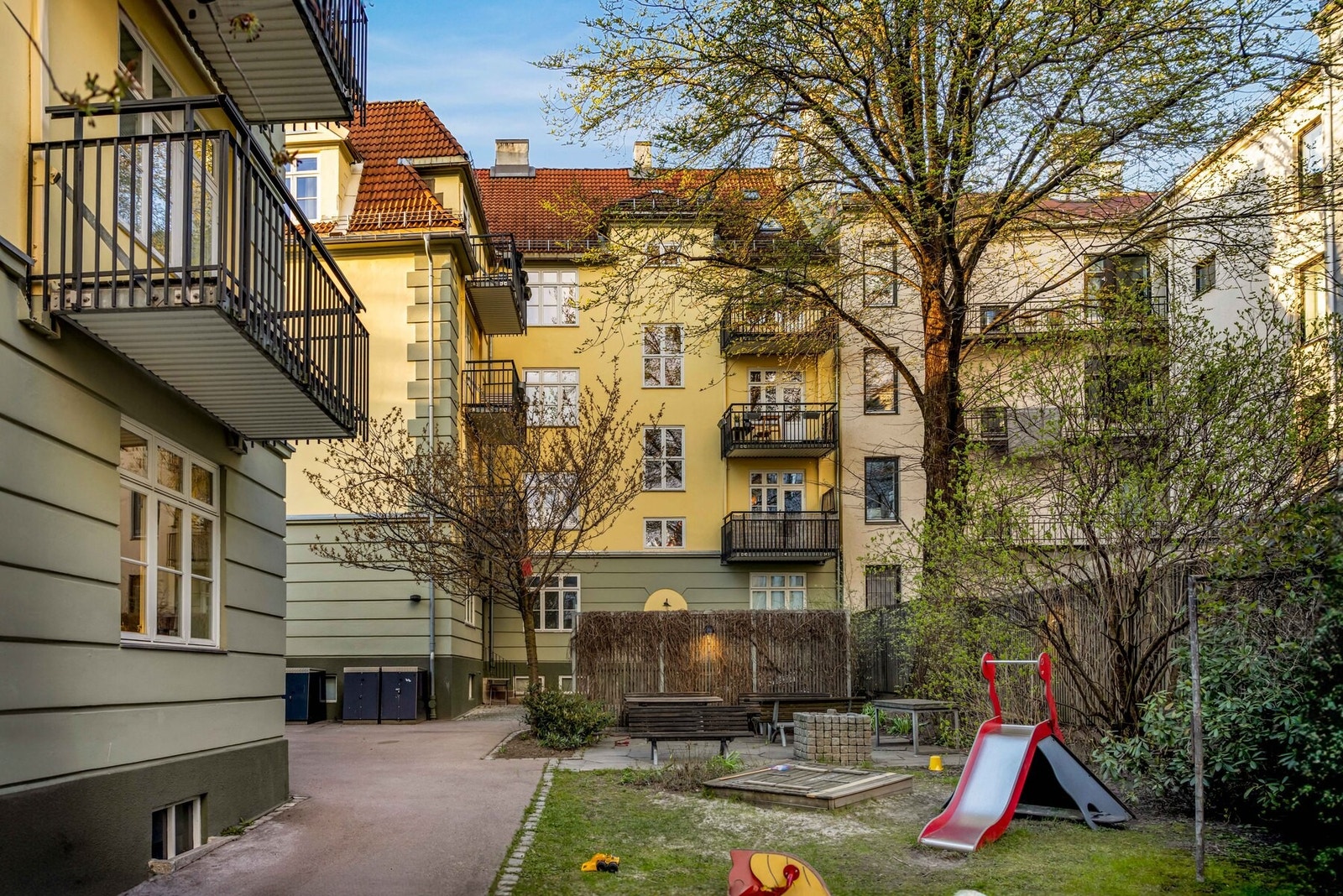 I bakgården er det lekeplass, benker og grill. Borettslaget har også felles sykkelskur og barnevogngarasjer. Galleribilde