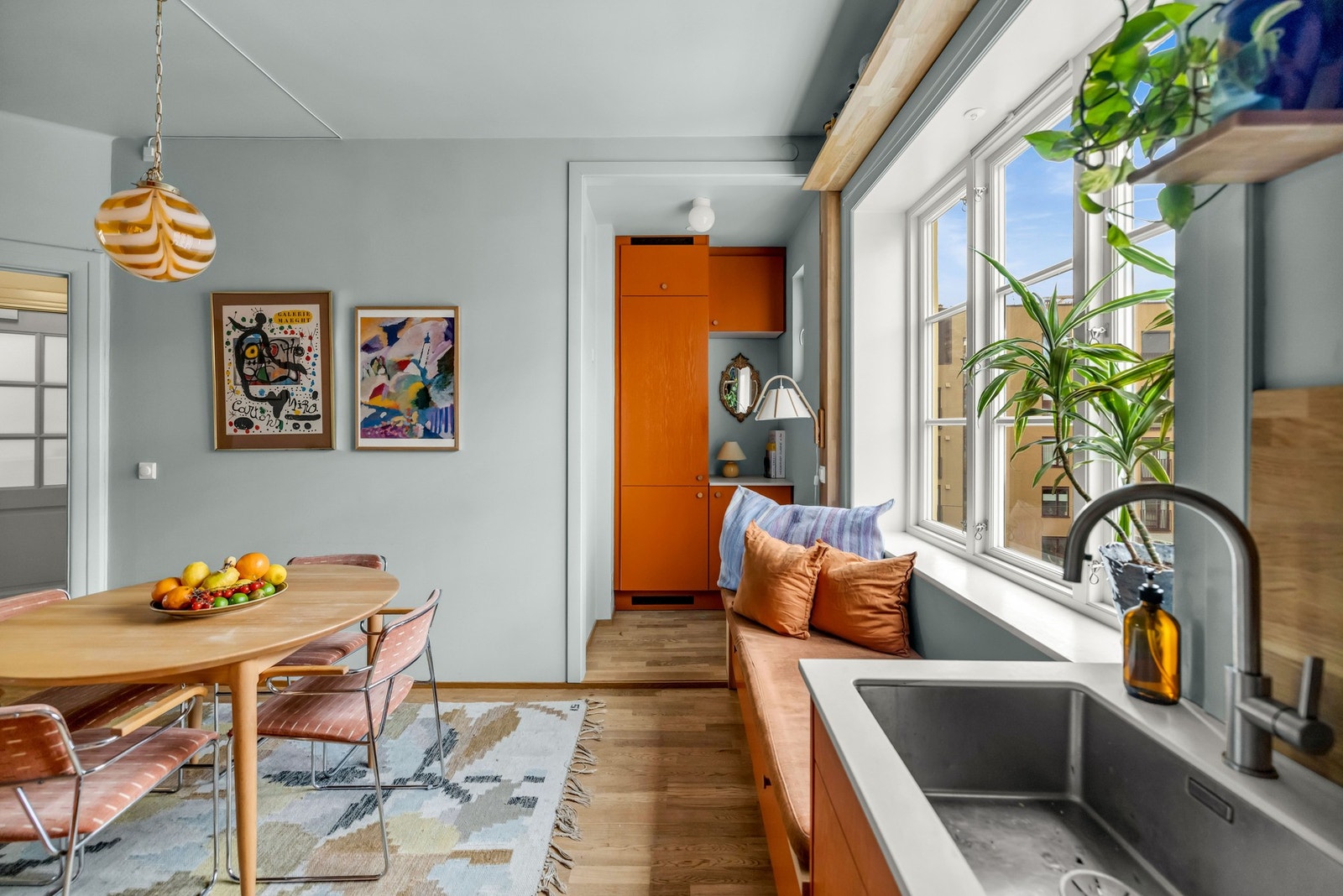 Det er praktisk å ha kjøleskap og fryser i en egen nisje. Galleribilde