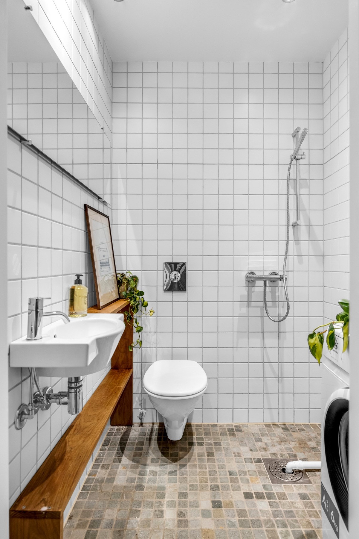 Badet nede har toalett og dusj. Galleribilde