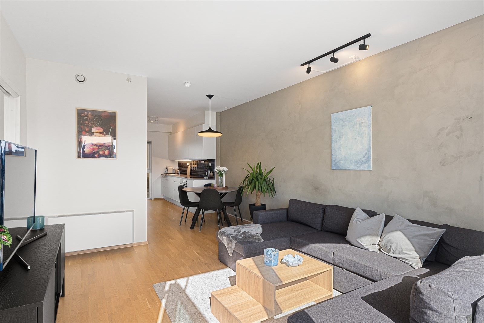 Stue hvor man har rikelig med plass til både spisebord og sofagruppe, en perfekt plass til å nyte gode stunder med familie og venner. Galleribilde