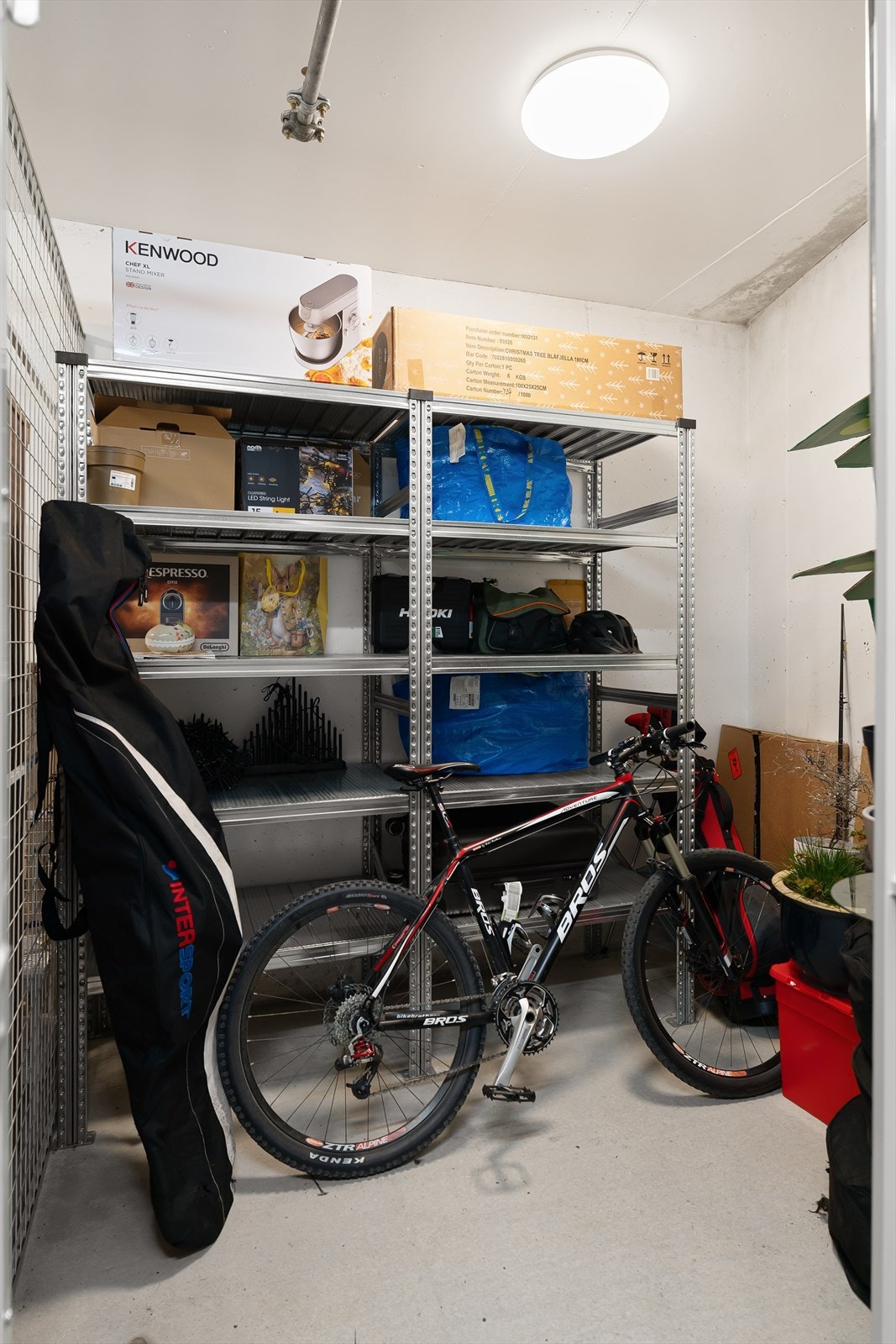 Leiligheten disponerer også en bod i leiligheten og en sportsbod i garasjeanlegget. Galleribilde
