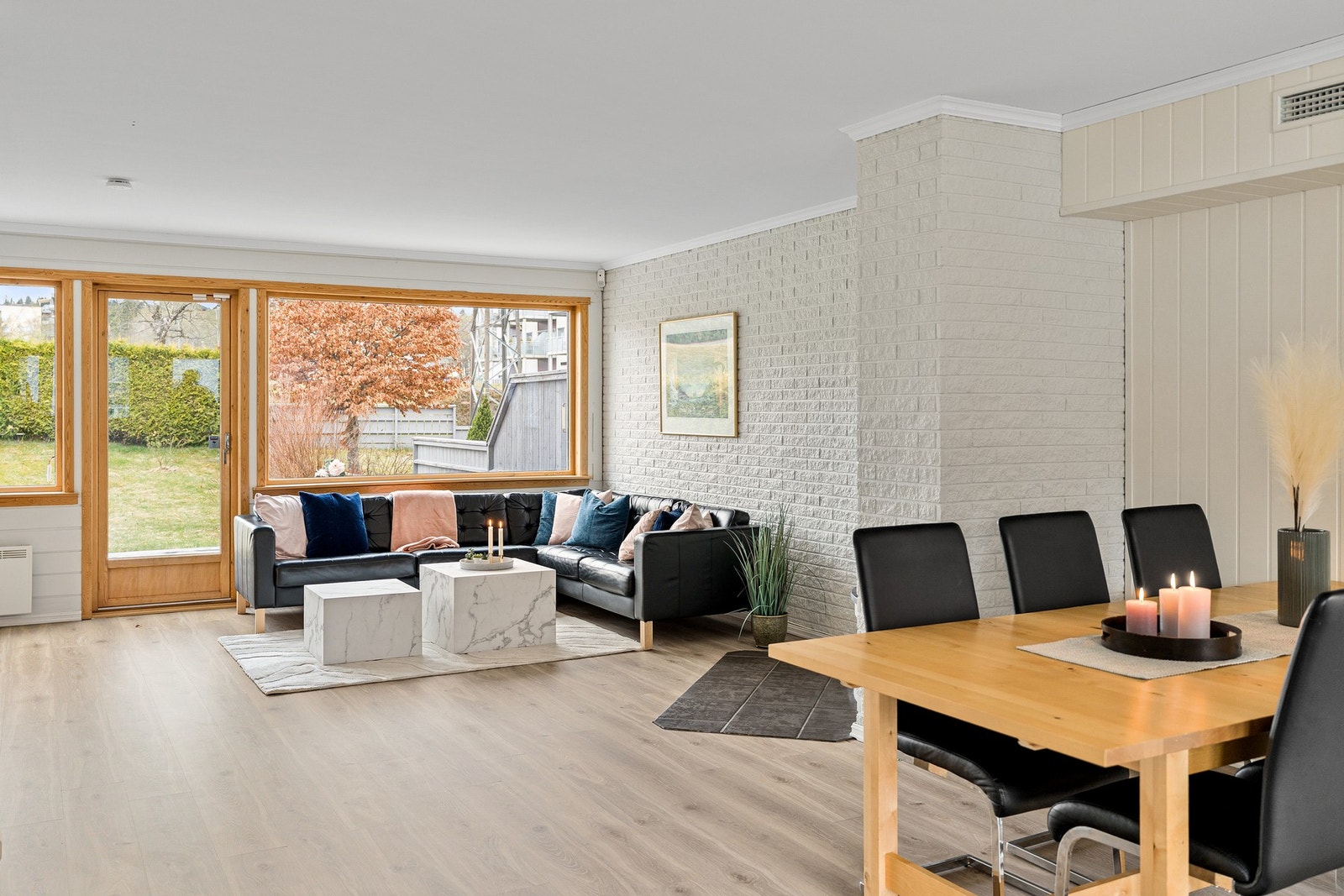 Stue med store vindusflater gir mye lysinnslipp. Galleribilde
