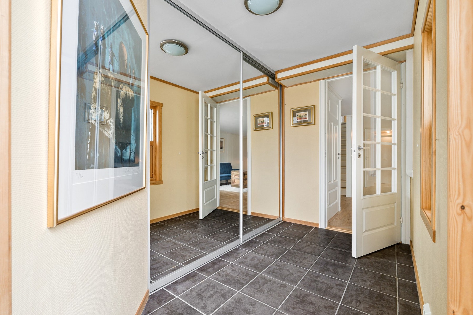Entrè med stor skyvdørsgarderobe Galleribilde
